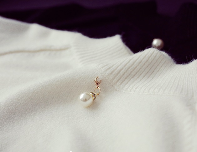 พร้อมส่ง - เสื้อไหมพรมแขนยาวมีลายปักที่แขนเสื้อน่ารักๆ ST750 (สีขาว)