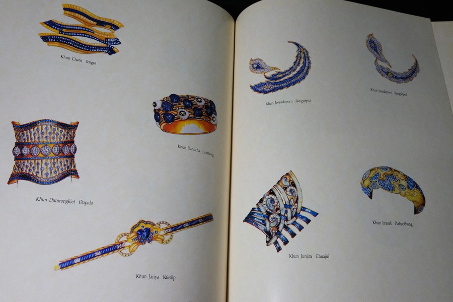 Jew Fest Catalogue 3 โดย สมาคมผู้ค้าอัญมณีไทยเเละเครื่องประดับ (TGJTA) ปกแข็ง 200 หน้า ปี 1996