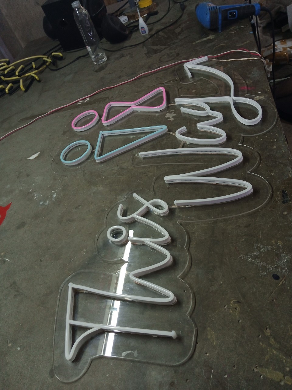 ป้ายไฟนีออน LED อะคริลิคใสรองหลัง