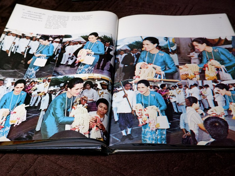 ลิลิตพระราชประวัติ เเละพระบรมฉายาลักษณ์ ของ สมเด็จพระนางเจ้าสิริกิติ์ พระบรมราชินีนาถ ปกเเข็ง