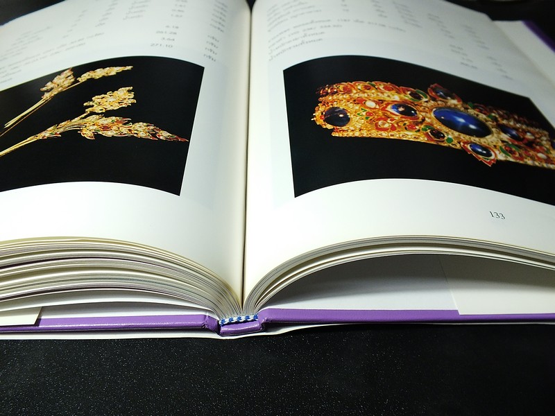 การจัดสร้างเครื่องทรงพระพุทธมหามณีรัตนปฏิมากร ปี 2542 (สอบถาม)