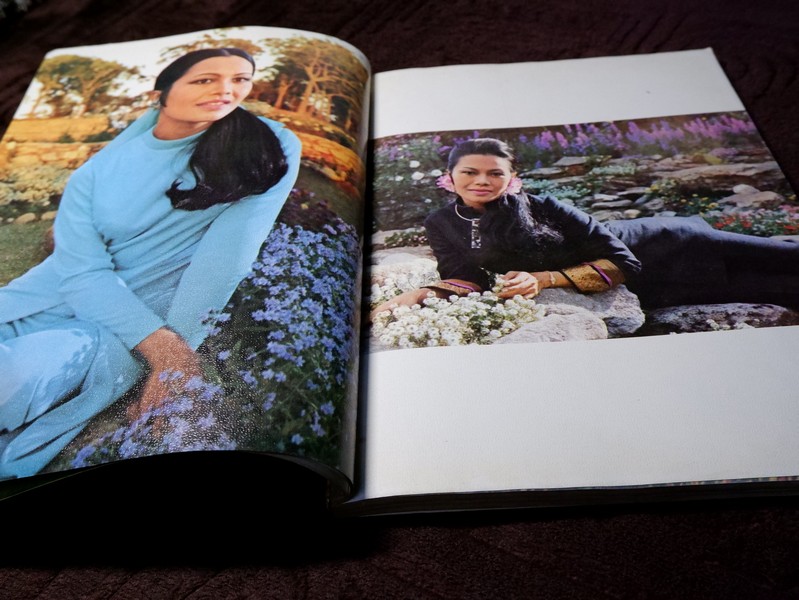 สมเด็จพระนางเจ้าสิริกิติ์ พระบรมราชินีนาถ (ประมวล พระบรมฉายาลักษณ์) โดย สมาคมศิษย์เซ็นต์ฟรังซิสเวียร์ในพระบรมราชินูปถัมภ์