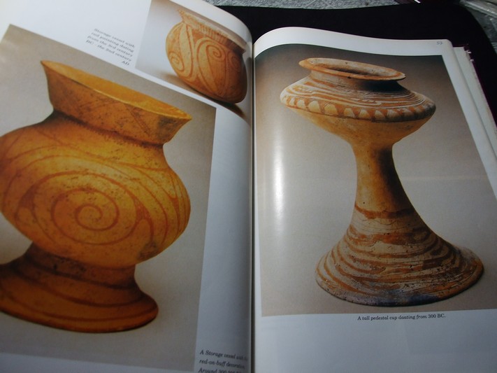 มรดกของไทย Thai Hertage From Ancient to Modern Artifices ปกแข็ง 108 หน้า