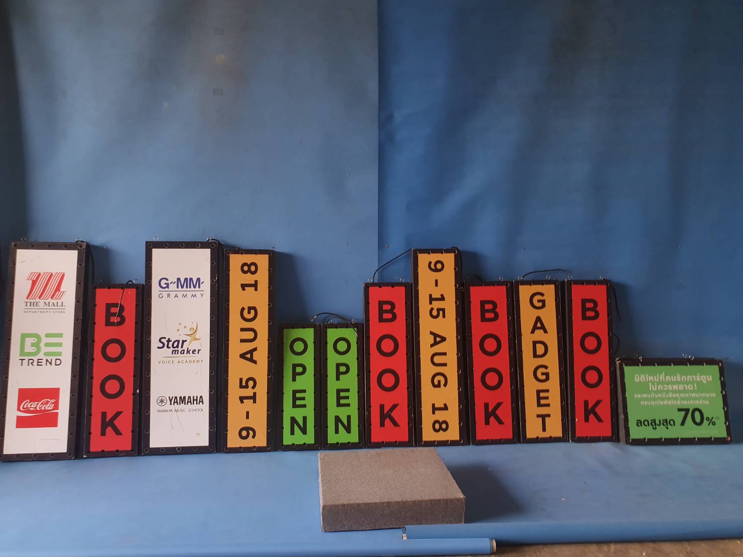 ขายป้ยไฟย้อนยุค ซื้อไปตกแต่งร้านเหล้าสวยๆไปเปลี่ยนข้อความสติ๊กเกอร์ได้ครับ ตัวใหญ่ 800 บาท ตัวกลาง 600 บาท ตัวเล็ก 500 บาท