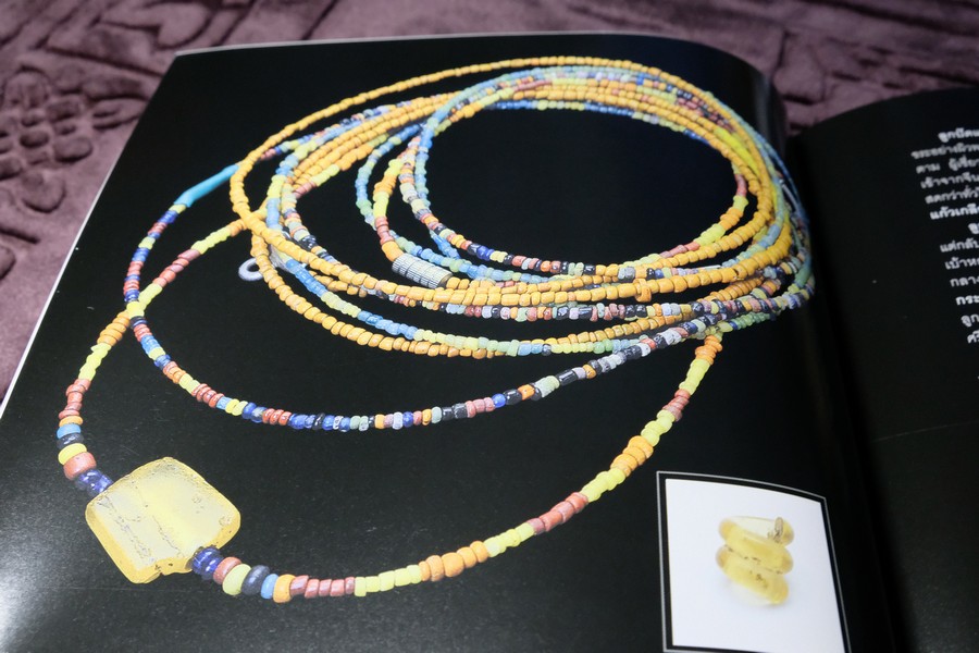 รอยลูกปัด (Beyond Beads) โดย บัญชา พงษ์พานิช ปี 2552 (Pre-Order สอบถาม)