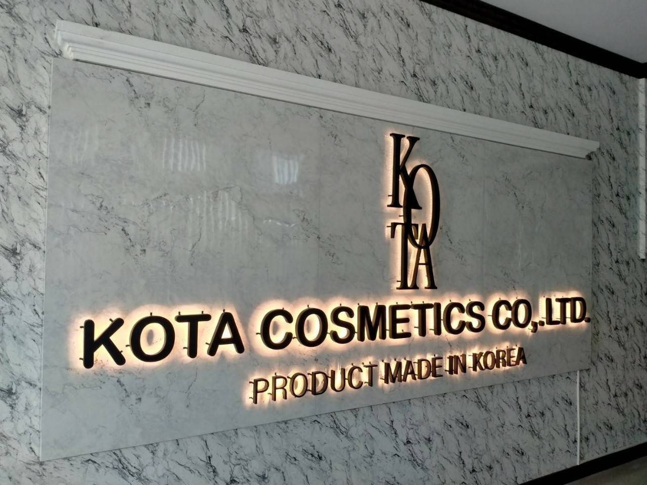 ป้ายตัวอักษรซิงค์ไฟออกหลัง ซิงค์ทำสีดำ ไฟออกหลังสีวอมไวท์ พื้นเป็นอะลูมิเนียมคอมโพสิต4304