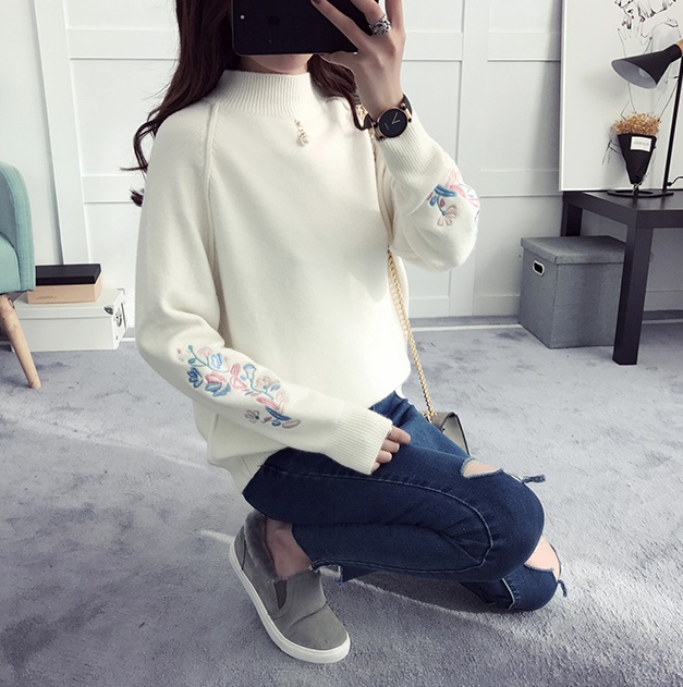 พร้อมส่ง - เสื้อไหมพรมแขนยาวมีลายปักที่แขนเสื้อน่ารักๆ ST750 (สีขาว)