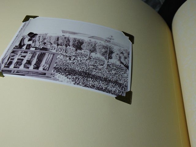 60 ปี พระบารมีปกฟ้า เนื่องในวโโรกาสบรมราชาภิเษก 60 ปี โดย กระทรวงยุติธรรม ปกแข็ง 2 เล่มบรรจุในกล่อง