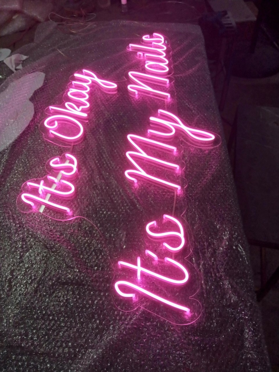 ป้ายไฟนีออน LED อะคริลิคใสรองหลัง