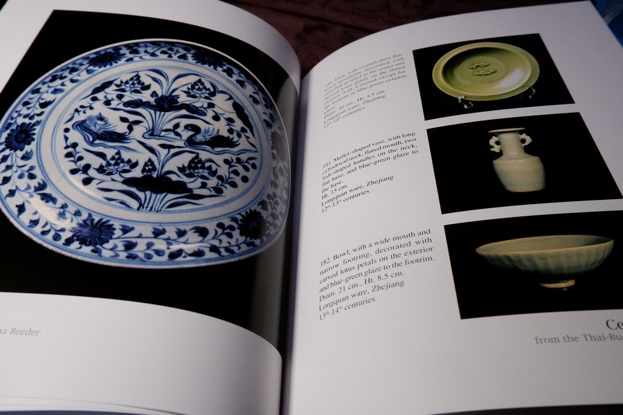 Ceramics from the Thai-Burma Border by Sumitr Pitiphat ปกเเข็ง190 หน้า ปี 1992