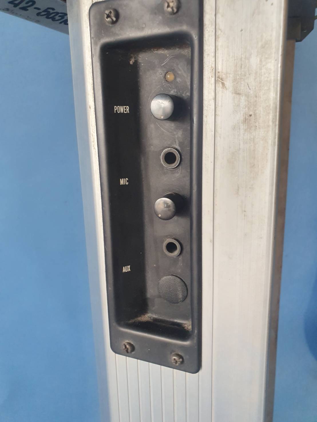 ขายสแตนโพเดี้ยมแบบเคลื่อนย้ายได้ มีลำโพงและขยายในตัว มีแบตเตอรี่สามารถนำขึ้นรถไปประกาศหาเสียงได้ ของนอกเสียงดี ราคา 7000 บาท