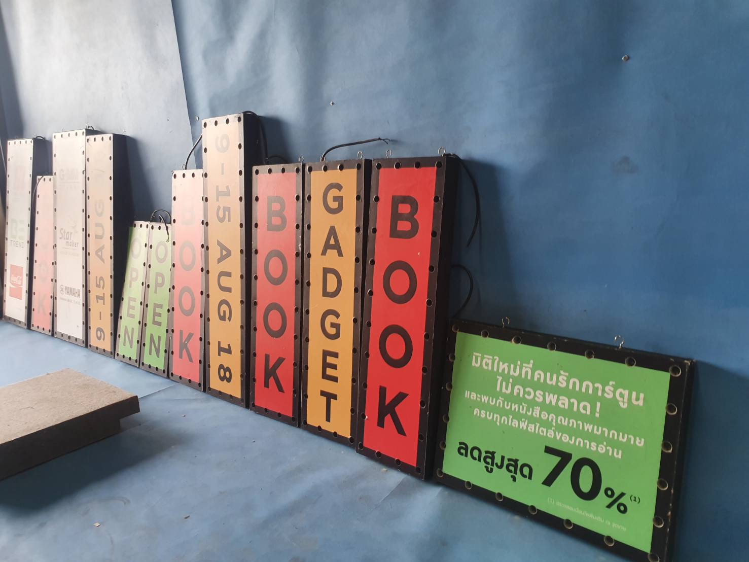 ขายป้ยไฟย้อนยุค ซื้อไปตกแต่งร้านเหล้าสวยๆไปเปลี่ยนข้อความสติ๊กเกอร์ได้ครับ ตัวใหญ่ 800 บาท ตัวกลาง 600 บาท ตัวเล็ก 500 บาท