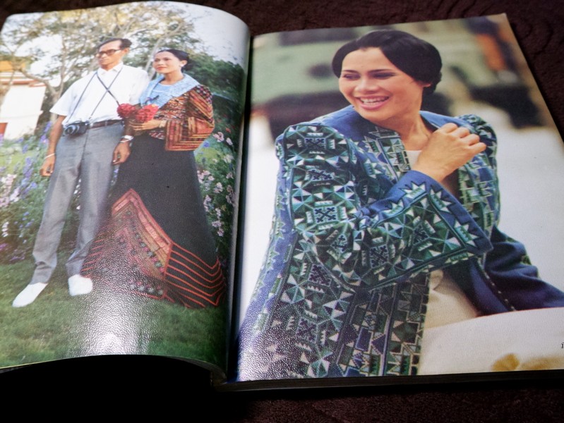 สมเด็จพระนางเจ้าสิริกิติ์ พระบรมราชินีนาถ (ประมวล พระบรมฉายาลักษณ์) โดย สมาคมศิษย์เซ็นต์ฟรังซิสเวียร์ในพระบรมราชินูปถัมภ์