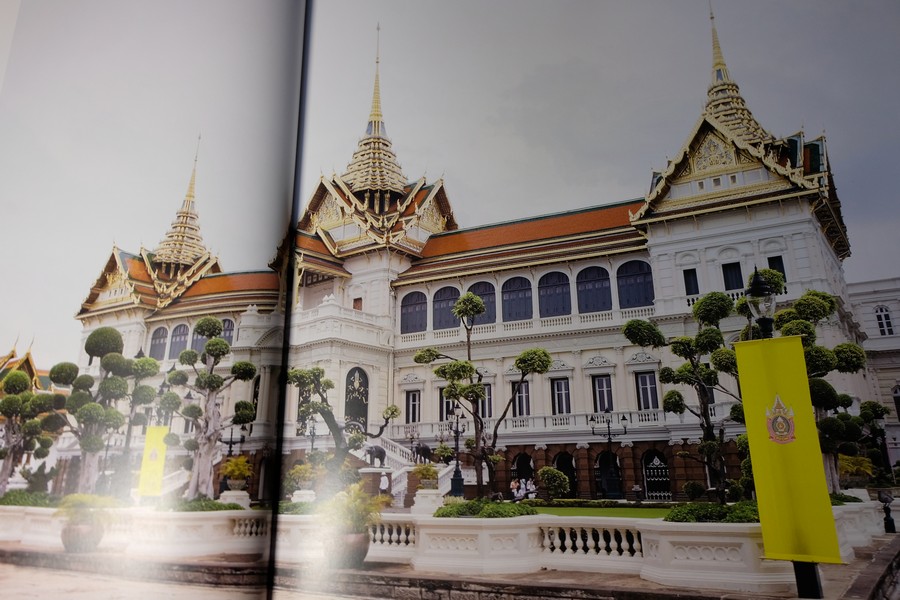 พระบาทสมเด็จพระเจ้าอยู่หัว กับ งานศิลปะ เเละการออกเเบบ โดย ม.กรมศิลปากร ปกแข็ง