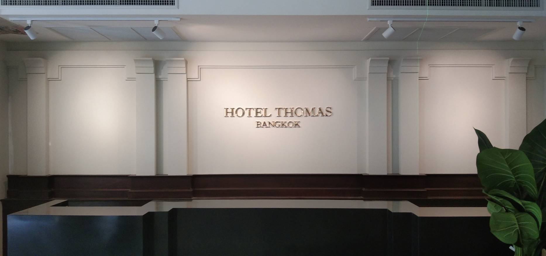 ป้ายอักษรทองเหลือง 3มิติ ป้ายโรงแรม thomas