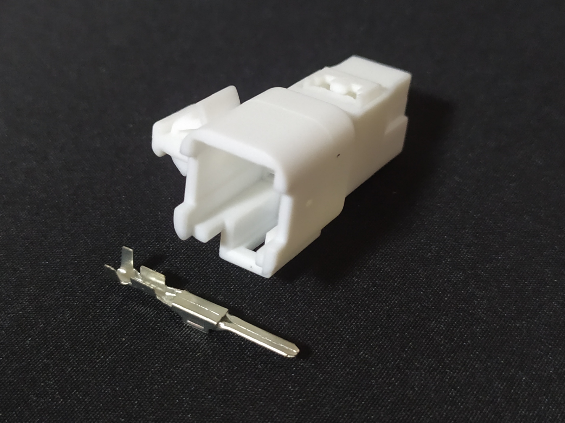 4 พิน ขาว เดือยข้าง #1042 (ตัวผู้)