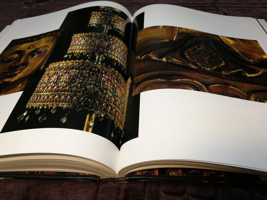Buddha Images in the Grand Palace (พระพุทธปฏิมาในพระบรมมหาราชวัง) ปกแข็งมีกล่อง ปี 1994 (Pre-Order สอบถาม)