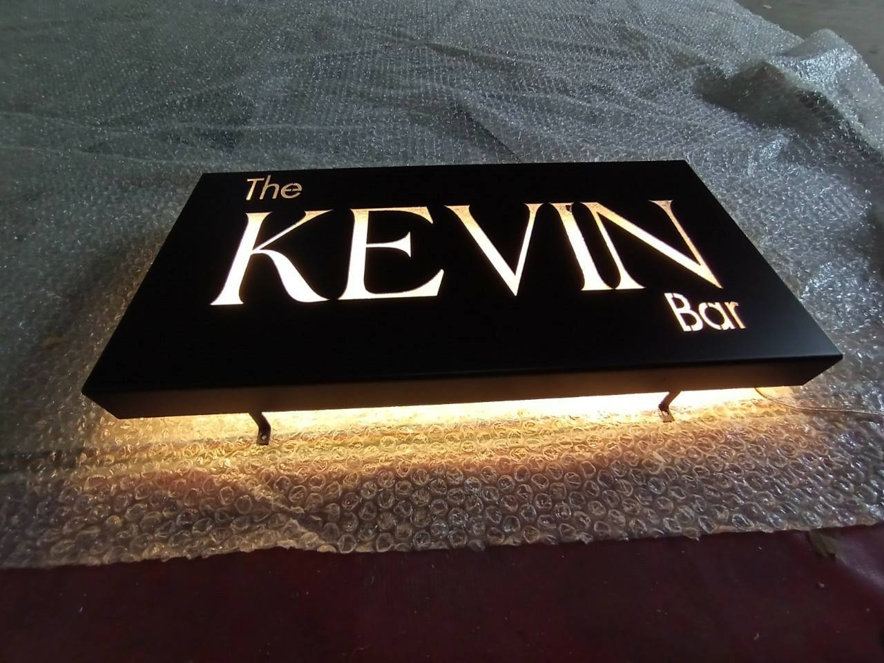 งานป้ายไฟออกหลัง - The KEVIN Bar