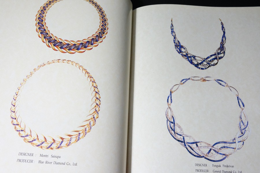 Jew Fest Catalogue 3 โดย สมาคมผู้ค้าอัญมณีไทยเเละเครื่องประดับ (TGJTA) ปกแข็ง 200 หน้า ปี 1996