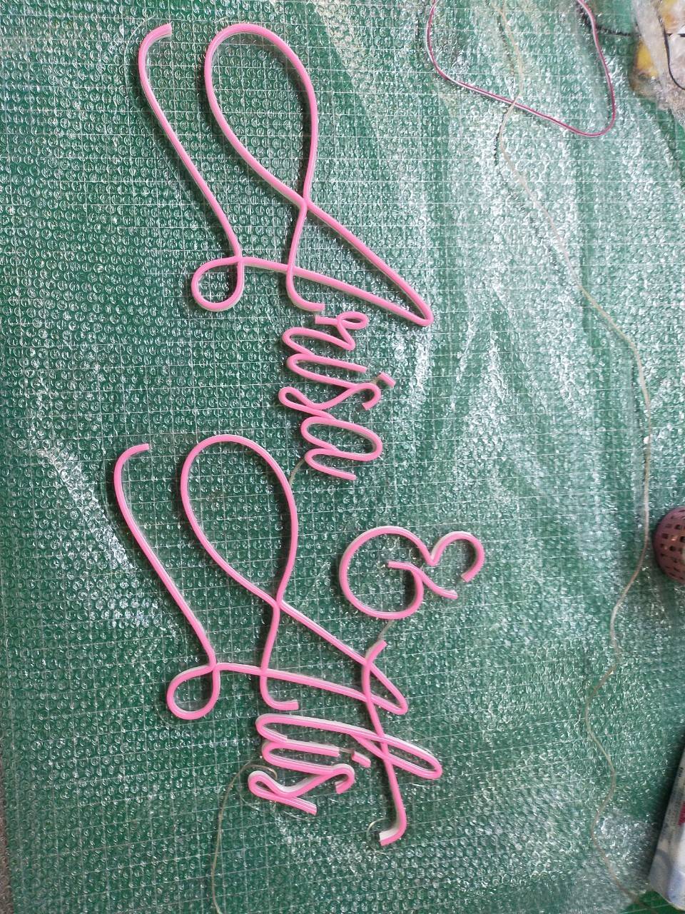 ้ายไฟนีออนLED สีชมพู รองหลังอะคริลิใส3มิล