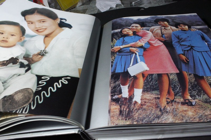 เเพรว 25 ปี ฉบับ บันทึกพระราชวงศ์ ปกข็ง 404 หน้า