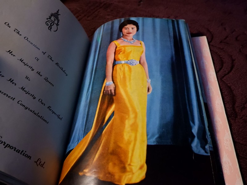 ประมวลภาพพระบรมฉายาลักษณ์ สมเด็จพระนางเจ้าสิริกิติ์ พระบรมราชินีนาถ ปกแข็ง พิมพ์ ปี 2514 (Pre-Order สอบถาม)