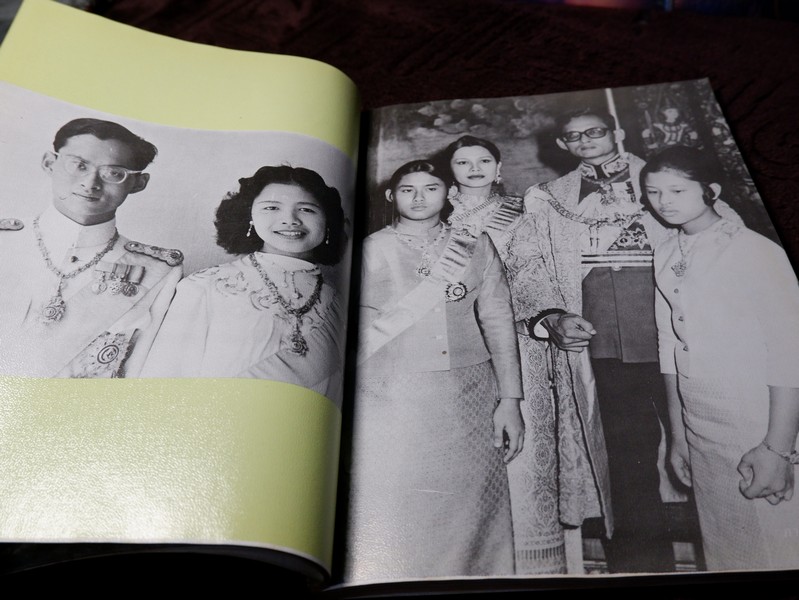 สมเด็จพระนางเจ้าสิริกิติ์ พระบรมราชินีนาถ (ประมวล พระบรมฉายาลักษณ์) โดย สมาคมศิษย์เซ็นต์ฟรังซิสเวียร์ในพระบรมราชินูปถัมภ์