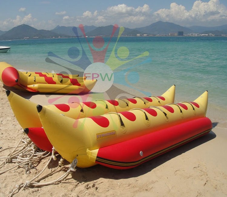 รายละเอียดเรือกล้วย Banana Boat 5 ที่นั่ง ( FunParkworldthaland ) จำหนวนผู้เล่น 4 ที่นั่ง วัสดุ: 0.9mm PVC สีท่านสามารถกำหนดสีเองได้ สีฟ้า, สีขาว, สีเหลืองฯลฯ แพคเกจใส่กระเป๋าผ้าใบกันน้ำพีวีซี + กระเป๋าทอผ้า อุปกรณ์เสริม แถมฟรี! เครื่องปั๊มลม ถุงบรรจุBana