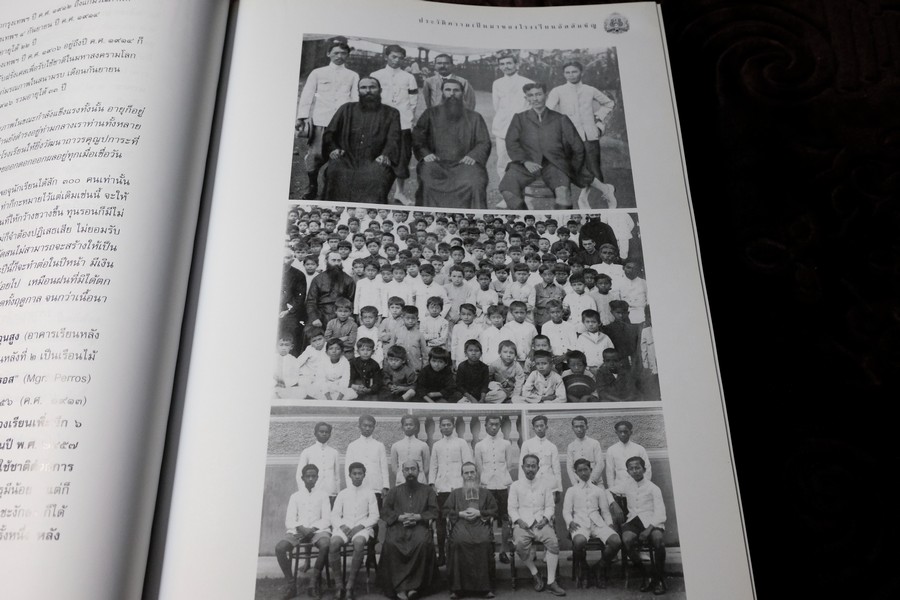 อุโฆษสาร 2000 อัสสัมชัญประวัติ 115 ปี โดย สมาคมอัสสัมชัญ พิมพ์ปี 2546 ปกเเข็งหนาราว 2 นิ้ว