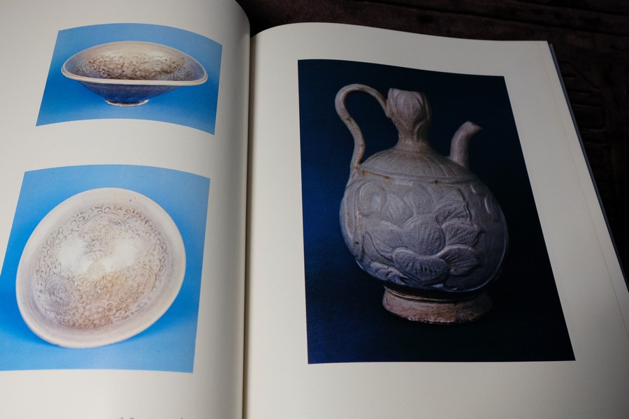 ลายครามเเละหยกล้ำค่าในประเทศไทย โดย จิตรา เตชะไพบูลย์ ปกเเข็ง 170 หน้า
