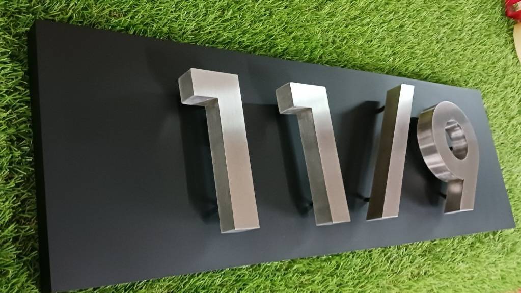 อักษรสแตนเลสสีเงินแฮร์ไลน์ ป้ายบ้านเลขที่ 11/9