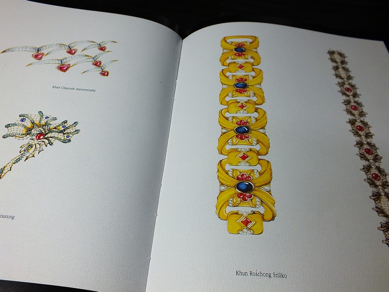 Jew Fest Catalogue 1 โดย สมาคมผู้ค้าอัญมณีไทยเเละเครื่องประดับ (TGJTA) ปกแข็ง 150 หน้า ปี 1993