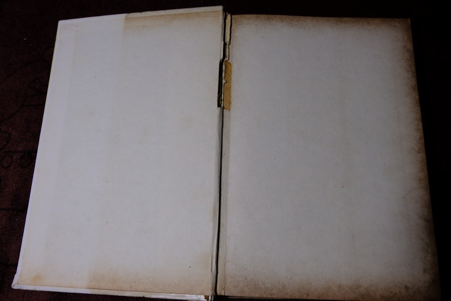 หมอจีนฝังเข็ม เเละ วิธีจับเส้นชีพจร กับ การนวด โดย หมอปรีชา ปกเเข็ง 336 หน้า ปี 2536