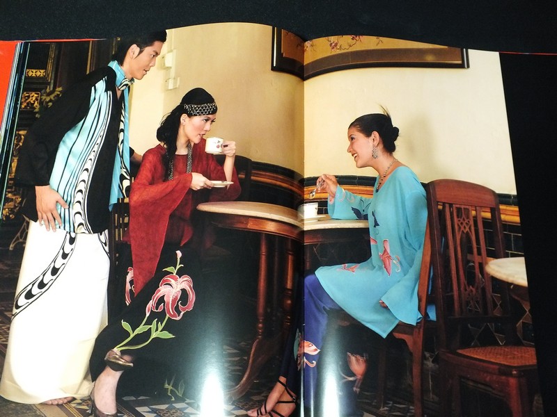 Batik Inspirations featureing top batik designers by Quachee ปกแข็ง ปี 2005