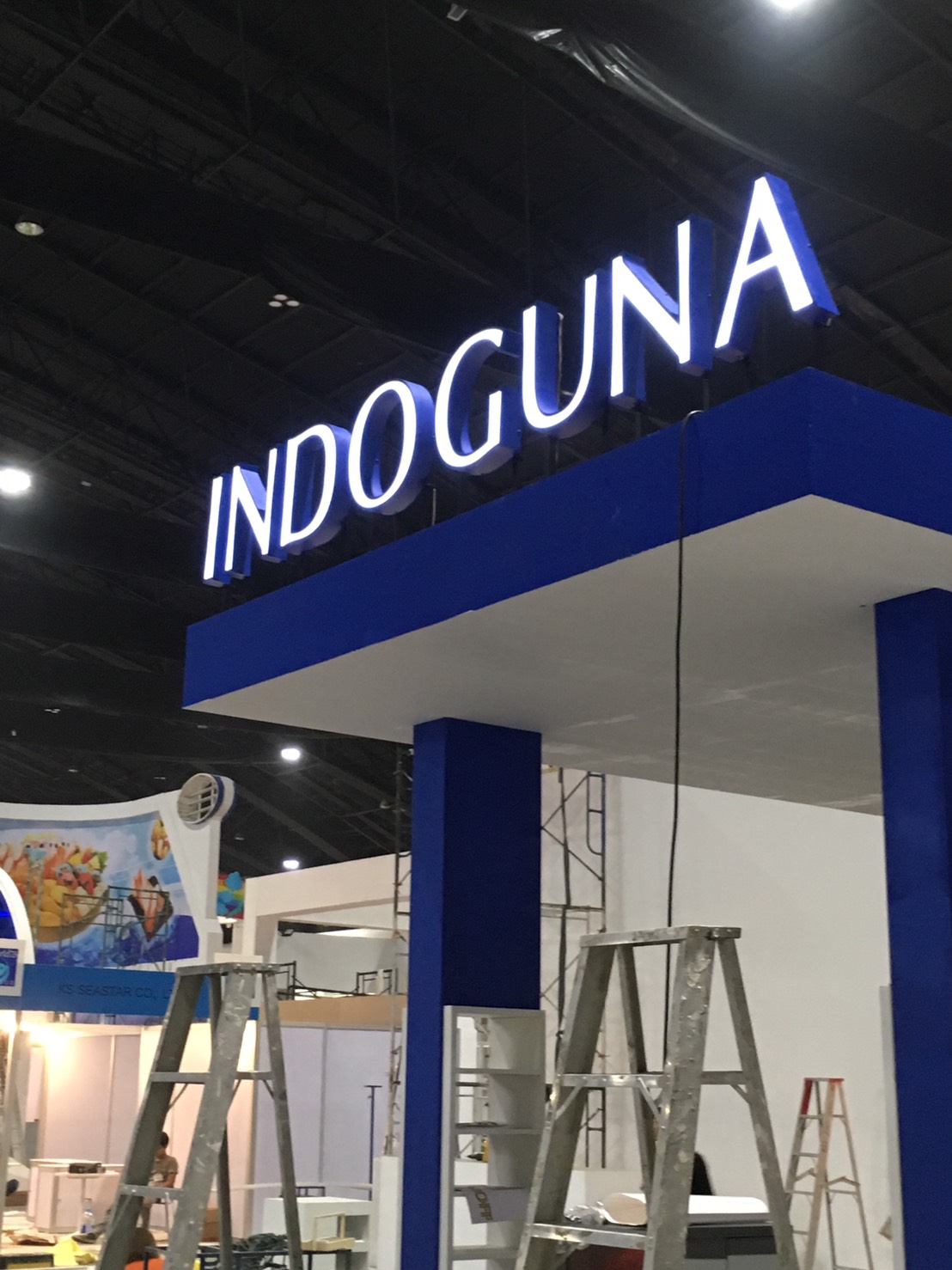 งานป้ายบูธ เมืองทองธานี บูธ INDOGUNA (อักษรโลหะติดไฟออกหน้า) ป้ายดอนเมือง