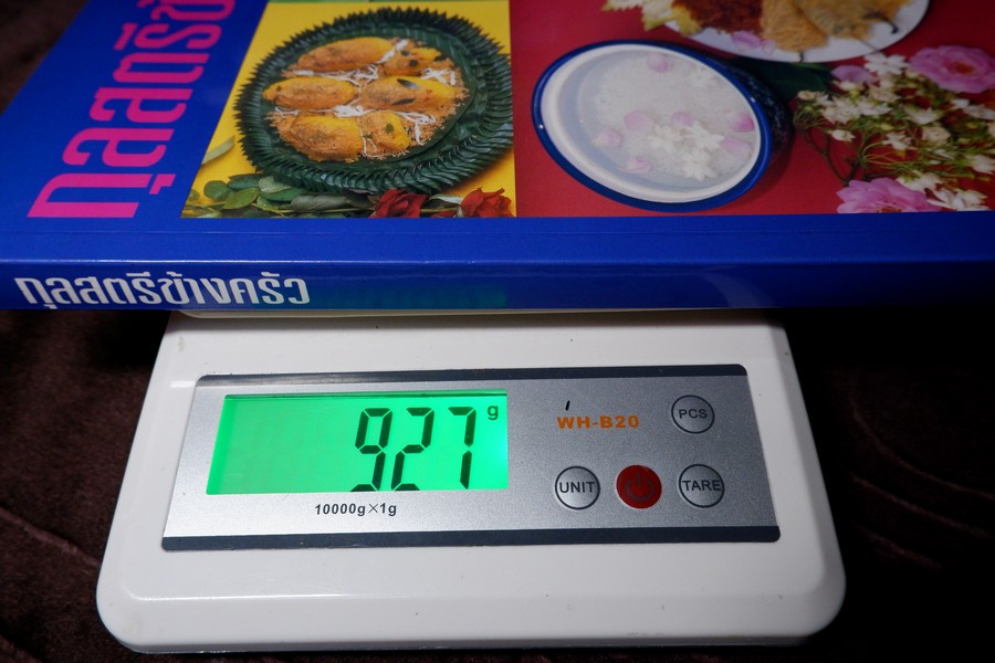 กุลสตรีข้างครัว (อาหารคาว จานเดียว กับเเกล้ม ของว่าง ขนมหวาน) โดย สุภาภรณ์ ปานนิล หนา 257 หน้า