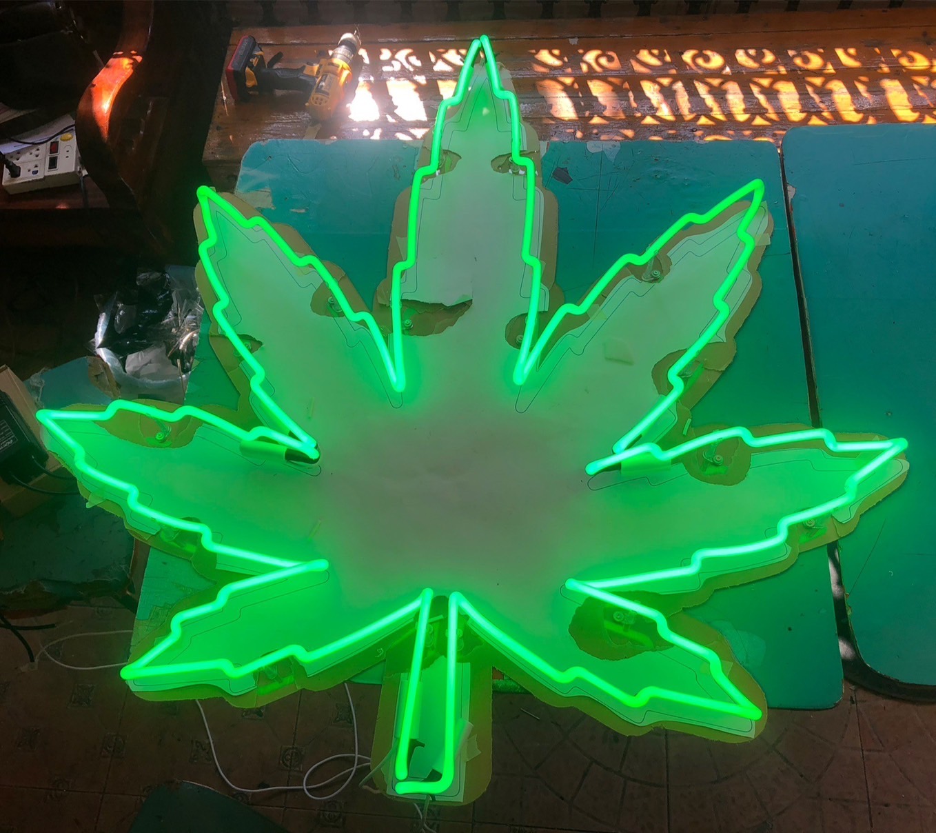 ป้ายไฟนีออนดัดหลอดแก้วรูปใบกัญชา