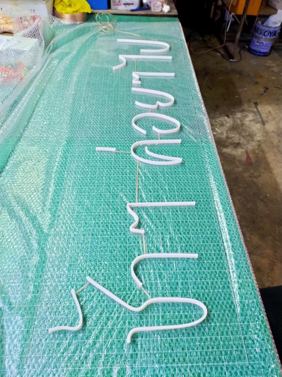 ป้ายไฟนีออน LED อะคริลิคใสรองหลัง