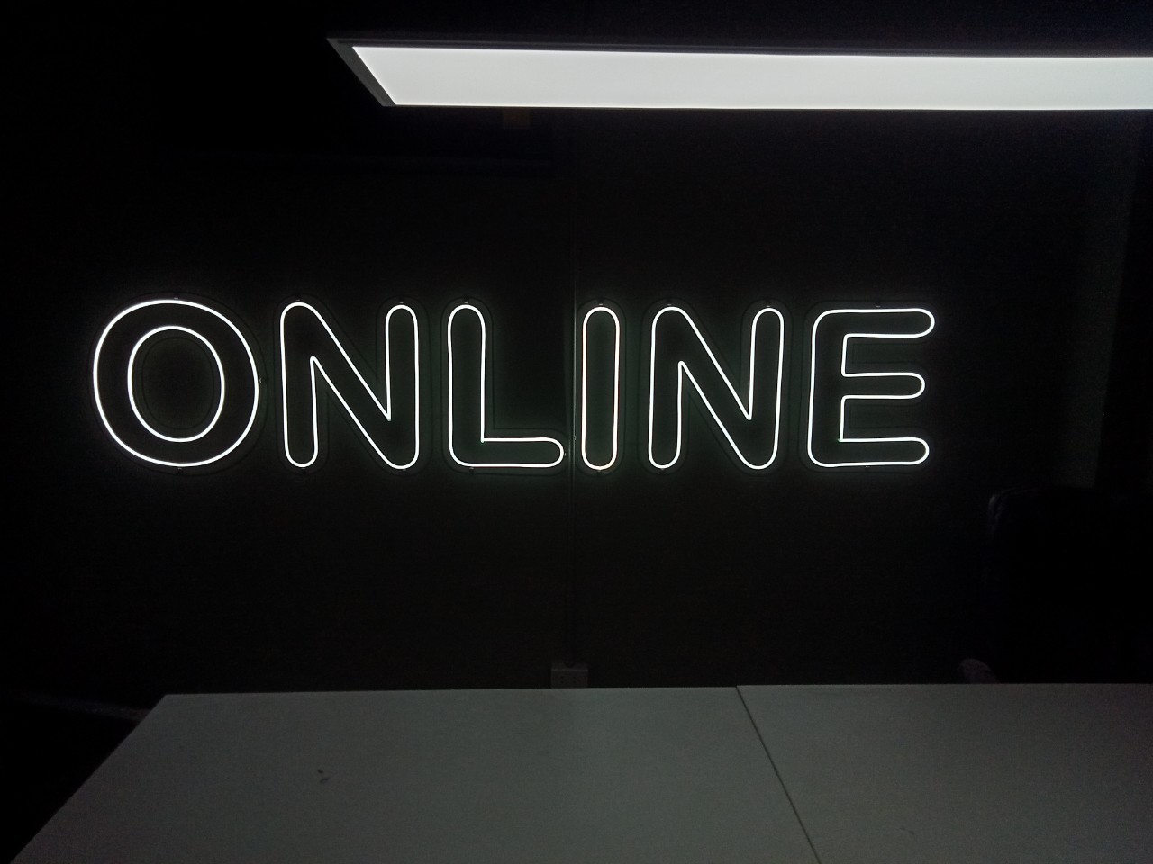 ไฟนีออน เฟค