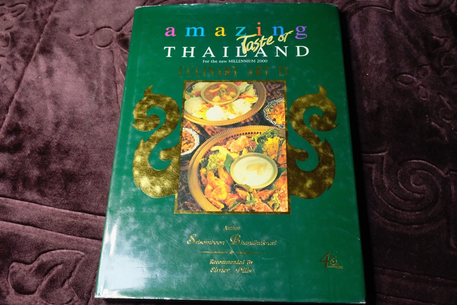 THAI CULINARY ART . Recipes by Srisomboon Bhandhukravi ( 2 ภาษา) ปกแข็ง 216 หน้า ปี 2543