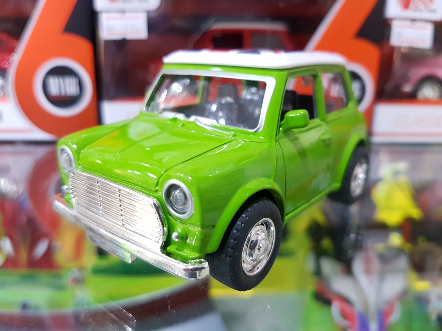 รถเหล็กตั้งโชว์ มีเสียงและไฟ มีลานวิ่งได้.