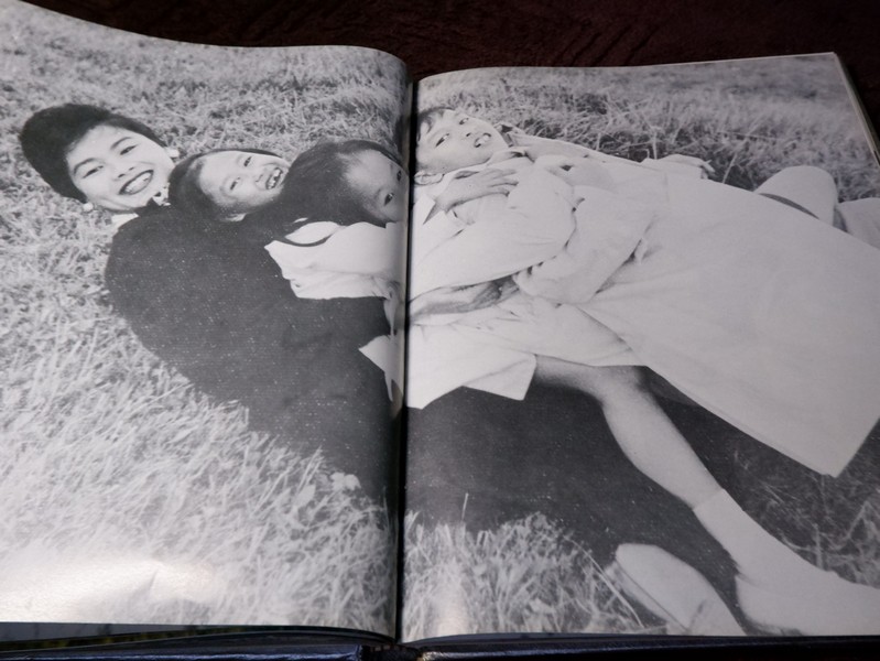 ลิลิตพระราชประวัติ เเละพระบรมฉายาลักษณ์ ของ สมเด็จพระนางเจ้าสิริกิติ์ พระบรมราชินีนาถ ปกเเข็ง