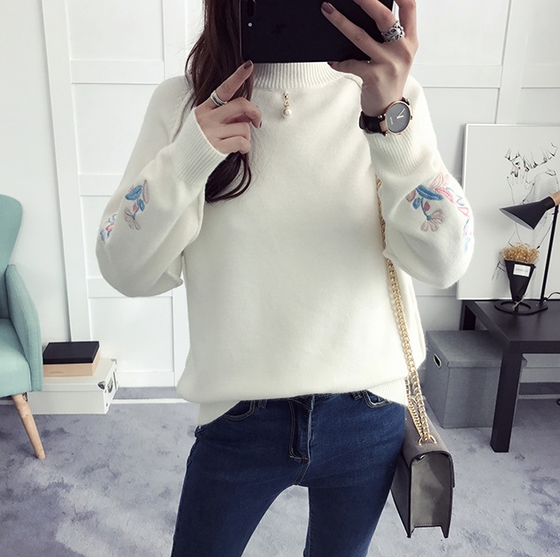 พร้อมส่ง - เสื้อไหมพรมแขนยาวมีลายปักที่แขนเสื้อน่ารักๆ ST750 (สีขาว)