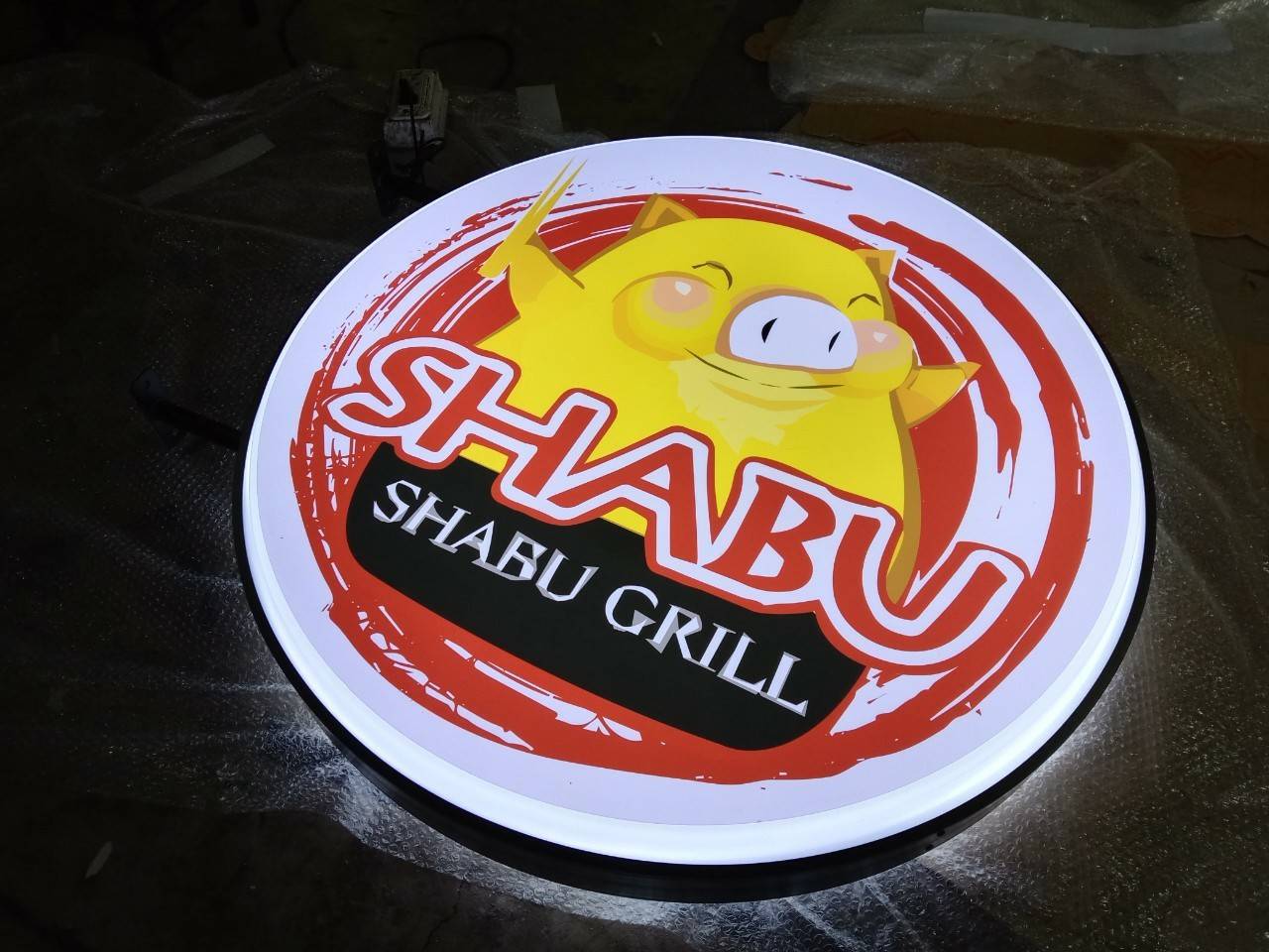 งานป้ายกล่องไฟไฟออกทั้ง 2 ด้าน หน้าติดสติกเกอร์ไดคัท ตามแบบ ยกขอบซิงค์พ่นสีดำ