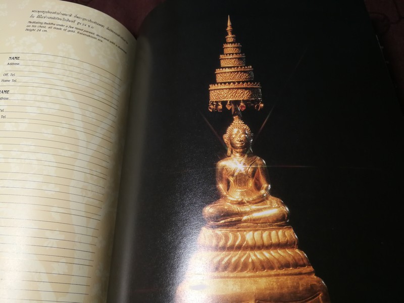 ศิลปะวัตถุ ปกเเข็งลายทอง มีรูปภาพสี 62 หน้า (เป็นสมุดบุนทึกโทรศัพท์) ปี 2529