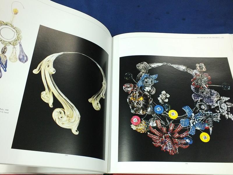 Jewels of fantasy . costume jewelry of the 20th century ปกแข็ง 408 หน้า ปี 1992