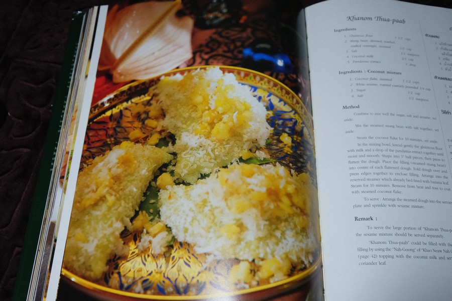 THAI CULINARY ART . Recipes by Srisomboon Bhandhukravi ( 2 ภาษา) ปกแข็ง 216 หน้า ปี 2543