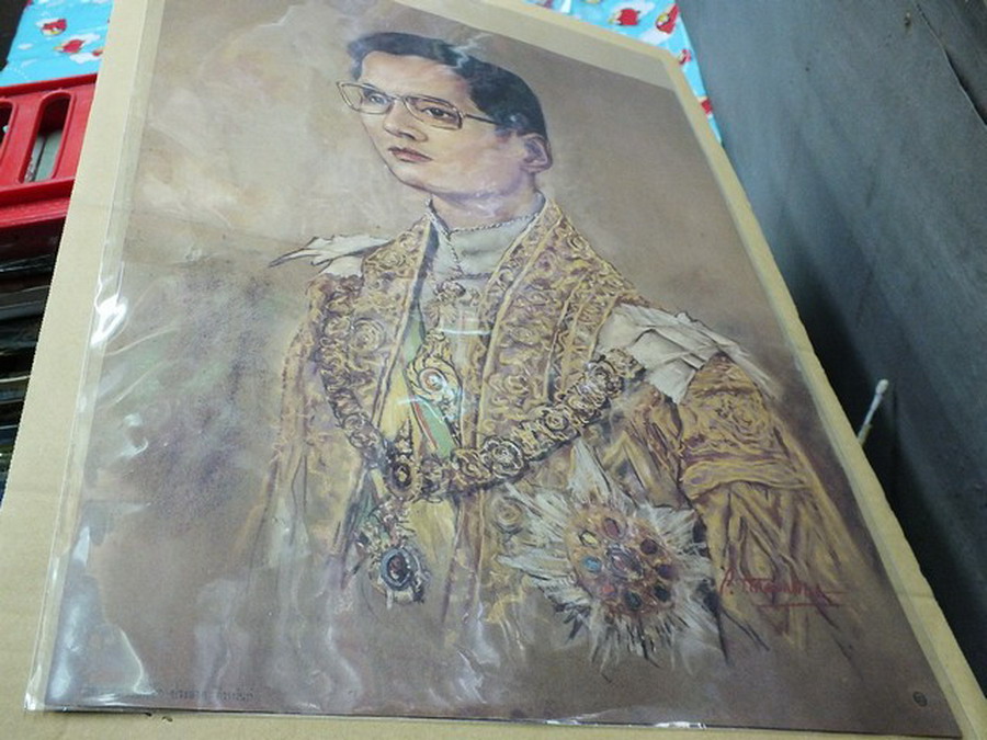 ภาพพิมพ์ในหลวง วาดโดย ประสาท ตีระนันท์ ขนาดภาพ 34X46 ซม