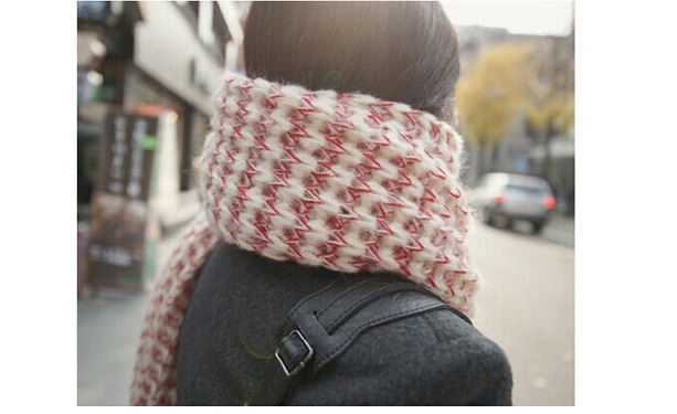 พร้อมส่ง - ผ้าพันคอไหมพรมกันหนาว NC111 (สีขาวแดง)