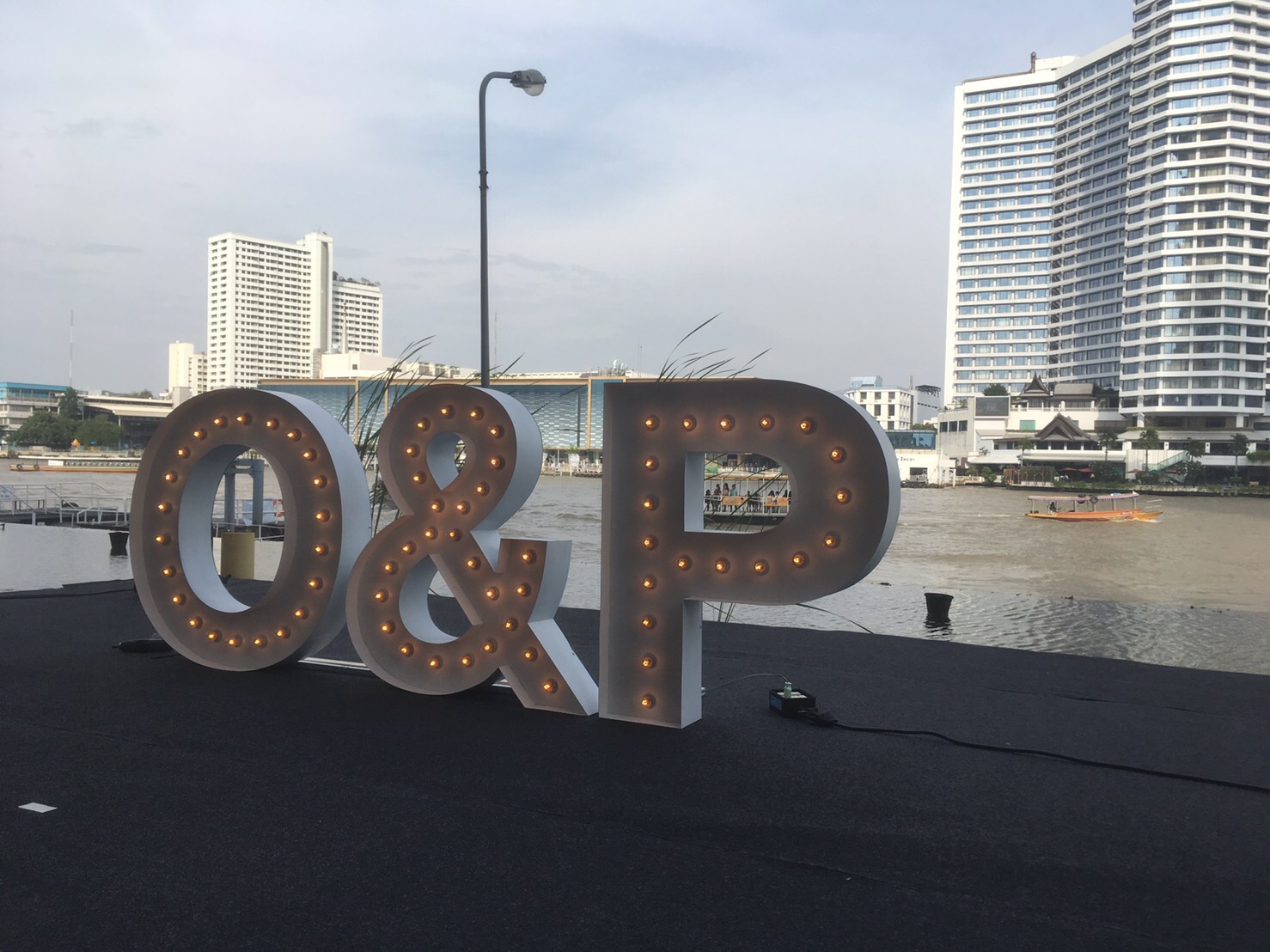 ป้ายอักษรไฟปิงปอง โรงแรมฮิลตัน คลองสาน #ป้ายคลองสาน